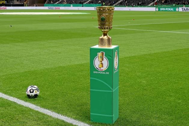 Frankfurt, Germany 28 October 2025 DFB Pokal 2025 2026 Eintracht Frankfurt vs Borussia Dortmund In the picture The original DFB Cup set up on the sidelines with Derby Star match ball DFB regulations prohibit any use of photographs as image sequences and or quasi video Deutsche Bank Park Hessen Copyright: xFotostandx xRacochax