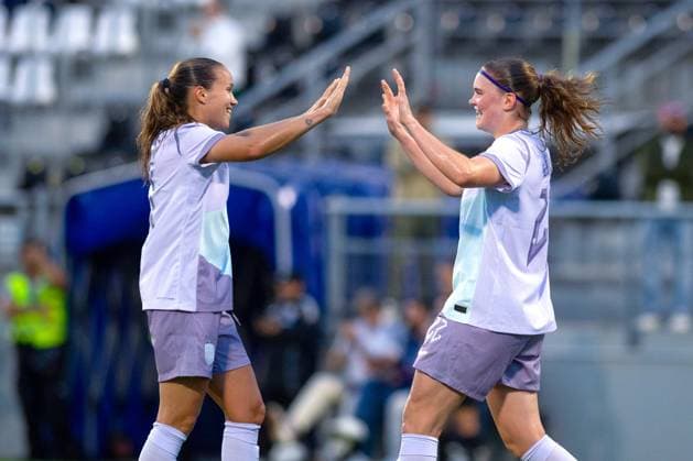 Womens international football match Norway Japan Cadiz, Spain 20251028 Norways Guro Reiten congratulates goal scorer Signe Gaupset in the womens international football match between Norway and Japan at Ciudad de La Linea Stadium Photo Jorge Guerrero NTB Cadiz Spain EDITORIAL USE ONLY RESTRICTED USE FOR BETTING COMPANIES  Copyright: xJorgexGuerrerox xNTBx
