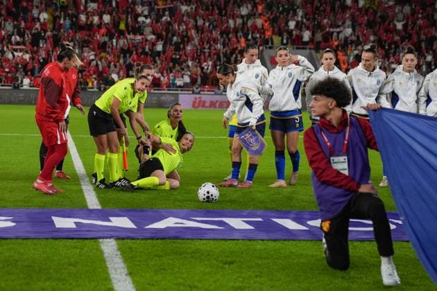 Turkiye v Kosovo - UEFA Nations League IZMIR, TURKIYE - OCTOBER 28: The referee Michalina Diakow collapses on the ground while the national anthems are being played ahead of the UEFA Nations League B play-off return match between Turkiye and Kosovo at the Gursel Aksel Stadium in Izmir, Turkiye on October 28, 2025. Lokman Ilhan Anadolu Izmir Turkey. Editorial use only. Please get in touch for any other usage.  Copyright: x2025xAnadoluxLokmanxIlhanx