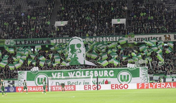 wolsburger choreo Fußball, Saison 2025 2026, Maenner, Herren, DFB Pokal, 2 Hauptrunde, Volkswagenarena Wolfsburg, VfL Wolfsburg gegen Holstein Kiel DFL REGULATIONS PROHIBIT ANY USE OF PHOTOGRAPHS AS IMAGE SEQUENCES AND OR QUASI VIDEO