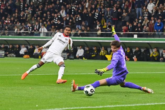 Goal Ansgar KNAUFF Eintracht Frankfurt to 1 0,Action,Goal kick against goalkeeper Gregor KOBEL Borussia Dortmund Soccer DFB Pokal , 2 Round Eintracht Frankfurt Borussia Dortmund on 28 10 2025 , DEUTSCHE BANK PARK Season 2025 2026,