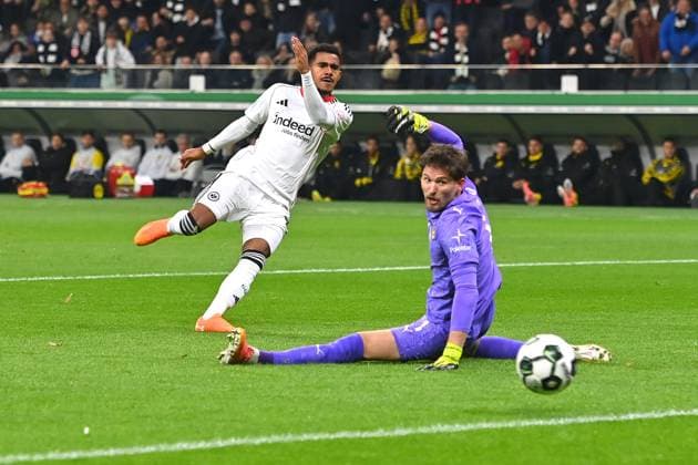 Goal Ansgar KNAUFF Eintracht Frankfurt to 1 0,Action,Goal kick against goalkeeper Gregor KOBEL Borussia Dortmund Soccer DFB Pokal , 2 Round Eintracht Frankfurt Borussia Dortmund on 28 10 2025 , DEUTSCHE BANK PARK Season 2025 2026,