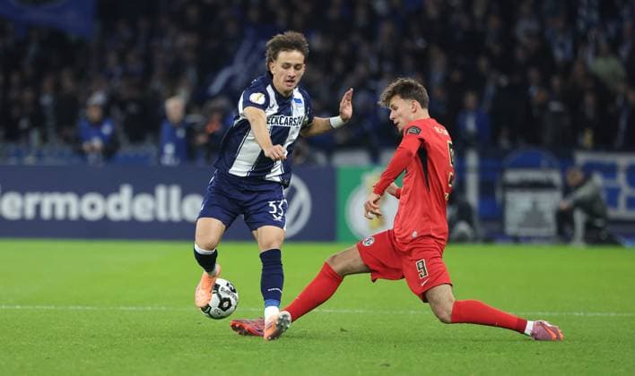 Michal Karbownik, Otto Emerson Stange duel match scene action sport soccer soccer DFB Pokal 2 round men season 2025 2026 28 10 2025 Hertha BSC Berlin vs SV Elversberg DFL regulations prohibit any use of photographs as image sequences and or quasi video