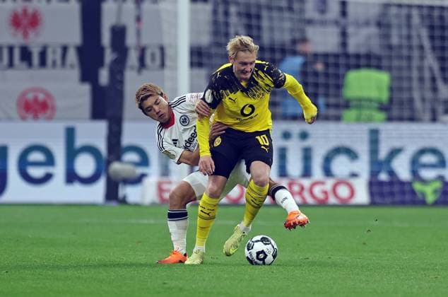 28 10 2025, xovx, Fußball DFB Pokal, 2 Runde, Eintracht Frankfurt Borussia Dortmund v l Ritsu Doan Eintracht Frankfurt Julian Brandt Borussia Dortmund DFL DFB REGULATIONS PROHIBIT ANY USE OF PHOTOGRAPHS as IMAGE SEQUENCES and or QUASI VIDEO emspor Frankfurt am Main