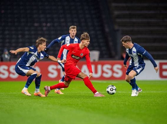 Soccer, Men, Season 2025 2026, DFB Pokal 2 Round , Hertha BSC SV Elversberg, f l Michal Karbownik Hertha BSC , Michael Cuisance Hertha BSC , Otto Stange Elversberg , Diego Demme Hertha BSC , 28 10 2025, Copyright: xSebastianxRäppold MatthiasxKochx