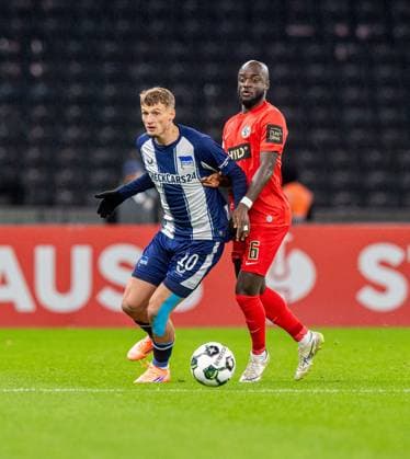 Soccer, Men, Season 2025 2026, DFB Pokal 2 Round , Hertha BSC SV Elversberg, v l Michael Cuisance Hertha BSC , Amara Conde Elversberg , 28 10 2025, Copyright: xSebastianxRäppold MatthiasxKochx