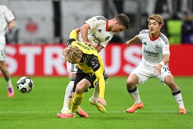 Daniel Svensson Dortmund, 24 in duel with Mario Götze Eintracht Frankfurt, 27 , GER, Eintracht Frankfurt vs Borussia Dortmund Football DFB Pokal, 2 Round, Season 2025 2026, 28 10 2025 DFB regulations prohibit any use of photographs as image sequences and or quasi video GER, Eintracht Frankfurt vs Borussia Dortmund Football DFB Pokal, 2 Round, Season 2025 2026, 28 10 2025 Frankfurt am Main Copyright: xEibner-Pressefoto FlorianxWiegandx EP_FWD