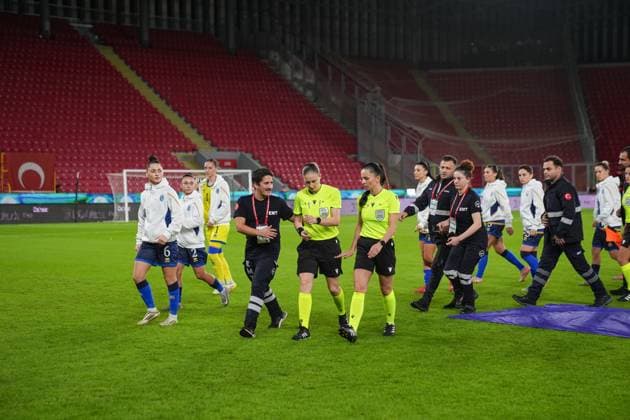 Turkiye v Kosovo - UEFA Nations League IZMIR, TURKIYE - OCTOBER 28: The referee Michalina Diakow is being taken into the dressing room after she collapses on the ground while the national anthems were being played ahead of the UEFA Nations League B play-off return match between Turkiye and Kosovo at the Gursel Aksel Stadium in Izmir, Turkiye on October 28, 2025. Lokman Ilhan Anadolu Izmir Turkey. Editorial use only. Please get in touch for any other usage.  Copyright: x2025xAnadoluxLokmanxIlhanx