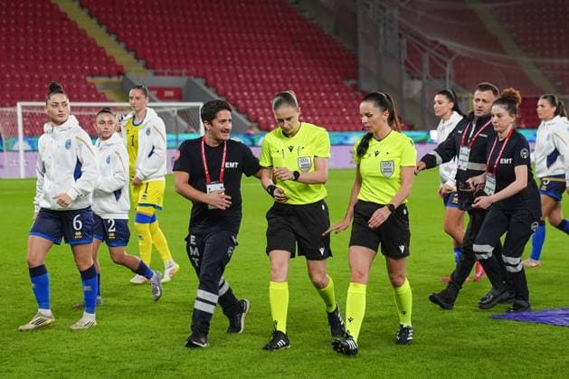 Turkiye v Kosovo - UEFA Nations League IZMIR, TURKIYE - OCTOBER 28: The referee Michalina Diakow is being taken into the dressing room after she collapses on the ground while the national anthems were being played ahead of the UEFA Nations League B play-off return match between Turkiye and Kosovo at the Gursel Aksel Stadium in Izmir, Turkiye on October 28, 2025. Lokman Ilhan Anadolu Izmir Turkey. Editorial use only. Please get in touch for any other usage.  Copyright: x2025xAnadoluxLokmanxIlhanx