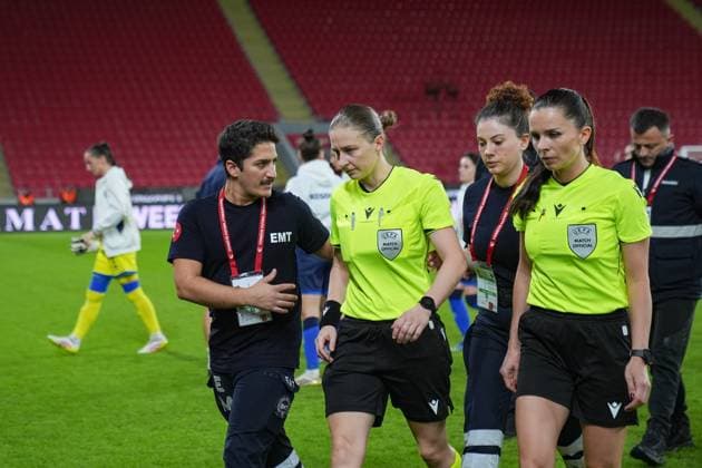Turkiye v Kosovo - UEFA Nations League IZMIR, TURKIYE - OCTOBER 28: The referee Michalina Diakow is being taken into the dressing room after she collapses on the ground while the national anthems were being played ahead of the UEFA Nations League B play-off return match between Turkiye and Kosovo at the Gursel Aksel Stadium in Izmir, Turkiye on October 28, 2025. Lokman Ilhan Anadolu Izmir Turkey. Editorial use only. Please get in touch for any other usage.  Copyright: x2025xAnadoluxLokmanxIlhanx