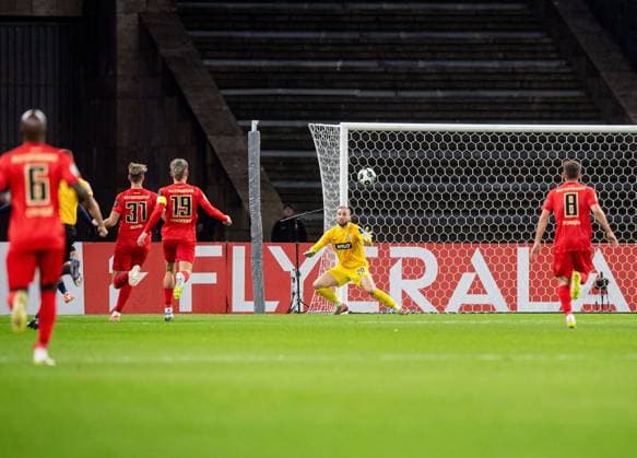 Soccer, Men, Season 2025 2026, DFB Pokal 2 Round , Hertha BSC SV Elversberg, v l Michael Cuisance Hertha BSC scores the goal for 1 0 against goalkeeper Nicolas Kristof Elversberg , 28 10 2025, Copyright: xSebastianxRäppold MatthiasxKochx