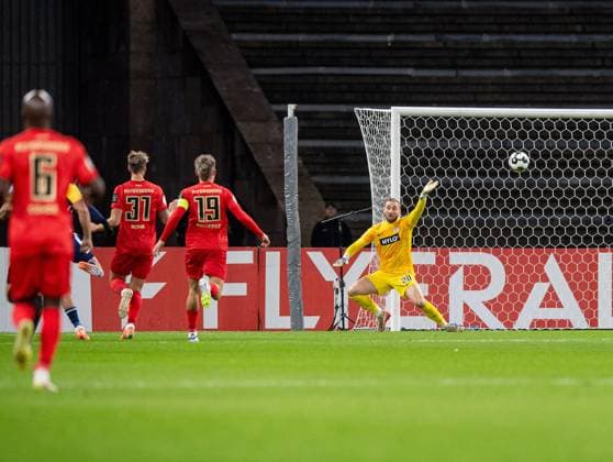 Soccer, Men, Season 2025 2026, DFB Pokal 2 Round , Hertha BSC SV Elversberg, v l Michael Cuisance Hertha BSC scores the goal for 1 0 against goalkeeper Nicolas Kristof Elversberg , 28 10 2025, Copyright: xSebastianxRäppold MatthiasxKochx