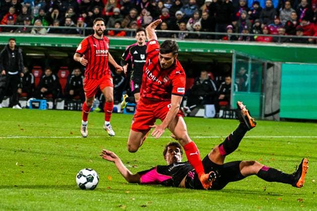 GER, DFB Pokal, 1 FC Heidenheim vs Hamburger SV 28 10 2025, Voith Arena, Heidenheim, GER, DFB Pokal, 1 FC Heidenheim vs Hamburger SV, in the picture Luca Kerber Heidenheim, 20 prevails against Luka Vuskovic Hamburger SV, 44 nordphotoxGmbHx xHafner nph00200