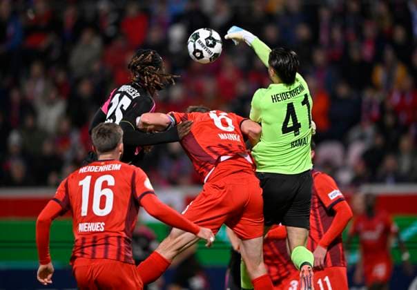 Penalty area scene, Goal area scene Goalkeeper Diant Ramaj 1 FC Heidenheim 1846 FCH 41 Fist defense action against Jordan Torunarigha Hamburger SV HSV 25 Patrick Mainka 1 FC Heidenheim 1846 FCH 06 Julian Niehues 1 FC Heidenheim 1846 FCH 16 1 FC Heidenheim 1846 FCH vs Hamburger SV HSV DFB Pokal Second Round 28 10 2025 DFL REGULATIONS PROHIBIT ANY USE OF PHOTOGRAPHS AS IMAGE SEQUENCES AND OR QUASI VIDEO 1 FC Heidenheim 1846 FCH vs Hamburger SV HSV