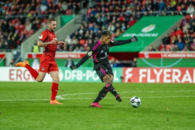 Patrick Mainka FC Heidenheim, 06 , Ransford Yeboah Koenigsdoerffer Hamburger SV, 11 , GER, 1 FC Heidenheim vs Hamburger SV, Football, DFB Pokal, 2 Round, Season 2025 2026, 28 10 2025, DFL DFB REGULATIONS PROHIBIT ANY USE OF PHOTOGRAPHS AS IMAGE SEQUENCES AND OR QUASI VIDEO, GER, 1 FC Heidenheim vs Hamburger SV, Football, DFB Pokal, 2 Round, Season 2025 2026, 28 10 2025 Heidenheim Copyright: xEibner-Pressefotox EP_EER