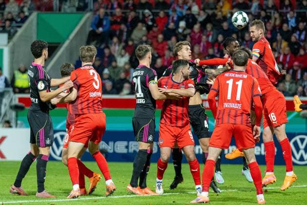Sebastian Schonlau Hamburger SV, 04 , Omar Haktab Traore FC Heidenheim, 23 , Patrick Mainka FC Heidenheim, 06 , GER, 1 FC Heidenheim vs Hamburger SV, Football, DFB Pokal, 2 Round, Season 2025 2026, 28 10 2025, DFL DFB REGULATIONS PROHIBIT ANY USE OF PHOTOGRAPHS AS IMAGE SEQUENCES AND OR QUASI VIDEO, GER, 1 FC Heidenheim vs Hamburger SV, Football, DFB Cup, 2nd round, 2025 2026 season, 28 10 2025 Heidenheim Copyright: xEibner-Pressefotox EP_EER