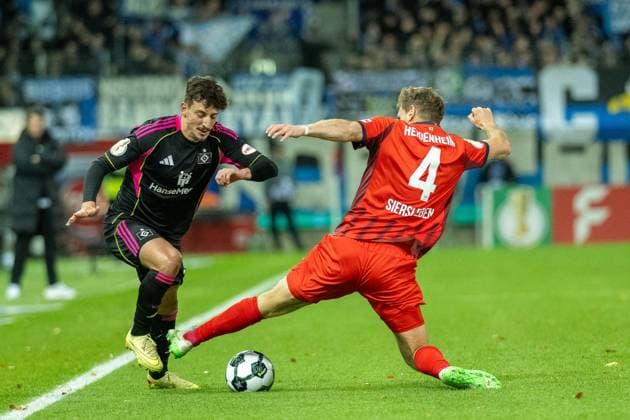 Giorgi Gocholeishvili Hamburger SV, 16 , Tim Siersleben FC Heidenheim, 04 , GER, 1 FC Heidenheim vs Hamburger SV, Football, DFB Pokal, 2 Round, Season 2025 2026, 28 10 2025, DFL DFB REGULATIONS PROHIBIT ANY USE OF PHOTOGRAPHS AS IMAGE SEQUENCES AND OR QUASI VIDEO, GER, 1 FC Heidenheim vs Hamburger SV, Football, DFB Cup, 2nd round, 2025 2026 season, 28 10 2025 Heidenheim Copyright: xEibner-Pressefotox EP_EER