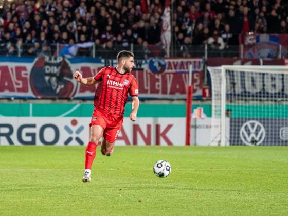 Stefan Schimmer FC Heidenheim, 09 sucht den freien Mitspieler, GER, 1 FC Heidenheim vs Hamburger SV, Fussball, DFB Pokal, Spielzeit 2025 2026, 28 10 2025, DFB DFL regulations prohibit any use of photographs as image sequences and or quasi video GER, 1 FC Heidenheim vs Hamburger SV, Fussball, DFB Pokal, Spielzeit 2025 2026, 28 10 2025 Heidenheim Copyright: xMichaelxSchmidt Eibner-Pressefotx EP_MST