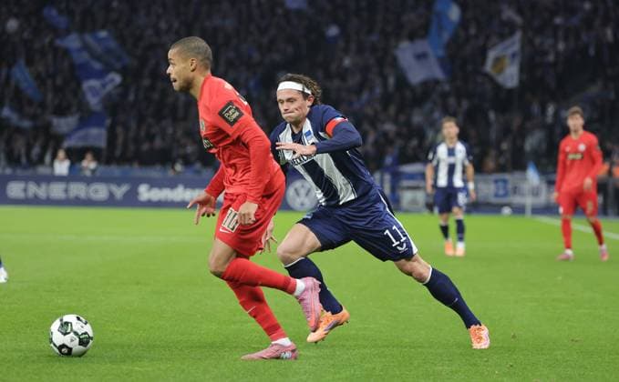 Jan Gyamerah, Fabian Reese duel match scene action sport soccer soccer DFB Pokal 2 round men season 2025 2026 28 10 2025 Hertha BSC Berlin vs SV Elversberg DFL regulations prohibit any use of photographs as image sequences and or quasi video