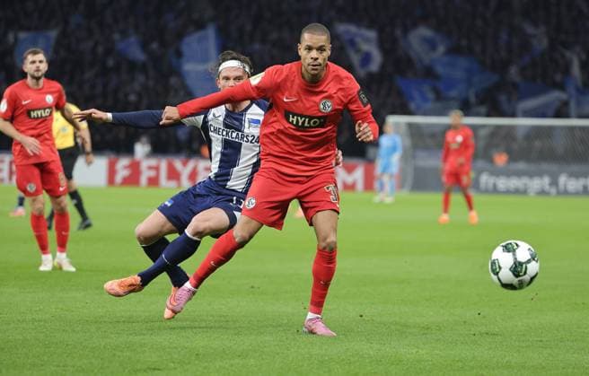 Jan Gyamerah, Fabian Reese duel match scene action sport soccer soccer DFB Pokal 2 round men season 2025 2026 28 10 2025 Hertha BSC Berlin vs SV Elversberg DFL regulations prohibit any use of photographs as image sequences and or quasi video