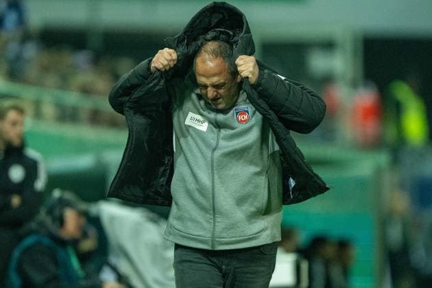 Frank Schmidt FC Heidenheim, Head Coach, is disappointed, dissatisfied, gesture, gesticulates, GER, 1 FC Heidenheim vs Hamburger SV, Football, DFB Pokal, 2 Round, Season 2025 2026, 28 10 2025, DFL DFB REGULATES PROHIBIT ANY USE OF PHOTOGRAPHS AS IMAGE SEQUENCES AND OR QUASI VIDEO, GER, 1 FC Heidenheim vs Hamburger SV, Football, DFB Pokal, 2 Round, Season 2025 2026, 28 10 2025 Heidenheim Copyright: xEibner-Pressefotox EP_EER