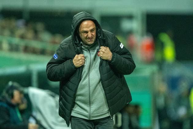 Frank Schmidt FC Heidenheim, Head Coach, is disappointed, dissatisfied, gesture, gesticulates, GER, 1 FC Heidenheim vs Hamburger SV, Football, DFB Pokal, 2 Round, Season 2025 2026, 28 10 2025, DFL DFB REGULATES PROHIBIT ANY USE OF PHOTOGRAPHS AS IMAGE SEQUENCES AND OR QUASI VIDEO, GER, 1 FC Heidenheim vs Hamburger SV, Football, DFB Pokal, 2 Round, Season 2025 2026, 28 10 2025 Heidenheim Copyright: xEibner-Pressefotox EP_EER