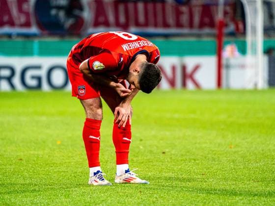 Stefan Schimmer FC Heidenheim, 09 aergert sich nach einer verpatzten Flanke, GER, 1 FC Heidenheim vs Hamburger SV, Football, DFB Pokal, Spielzeit 2025 2026, 28 10 2025, DFB DFL regulations prohibit any use of photographs as image sequences and or quasi video GER, 1 FC Heidenheim vs Hamburger SV, Football, DFB Pokal, Spielzeit 2025 2026, 28 10 2025 Heidenheim Copyright: xMichaelxSchmidt Eibner-Pressefotx EP_MST