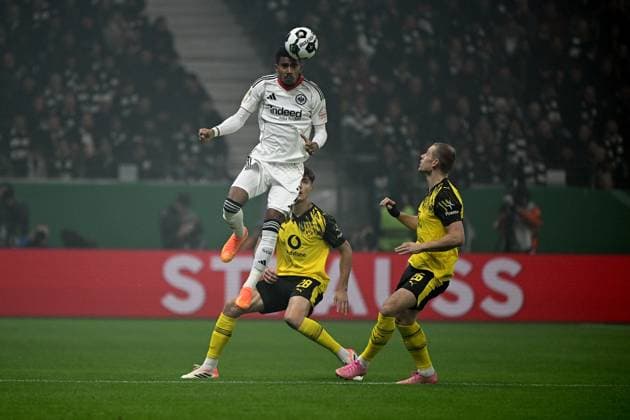 28 10 2025, xjhx, Fußball DFB Pokal 2 Runde, Eintracht Frankfurt Borussia Dortmund v l Ansgar Knauff Eintracht Frankfurt Aaron Anselmino Borussia Dortmund Julian Ryerson Borussia Dortmund Zweikampf, Aktion, action, battle for the ball DFL DFB REGULATIONS PROHIBIT ANY USE OF PHOTOGRAPHS as IMAGE SEQUENCES and or QUASI VIDEO Frankfurt am Main