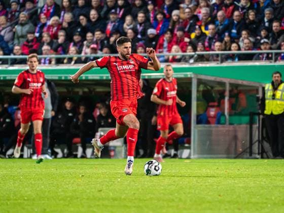 Stefan Schimmer FC Heidenheim, 09 mit vollem Tempo am Ball, GER, 1 FC Heidenheim vs Hamburger SV, Football, DFB Pokal, Spielzeit 2025 2026, 28 10 2025, DFB DFL regulations prohibit any use of photographs as image sequences and or quasi video GER, 1 FC Heidenheim vs Hamburger SV, Football, DFB Pokal, Spielzeit 2025 2026, 28 10 2025 Heidenheim Copyright: xMichaelxSchmidt Eibner-Pressefotx EP_MST