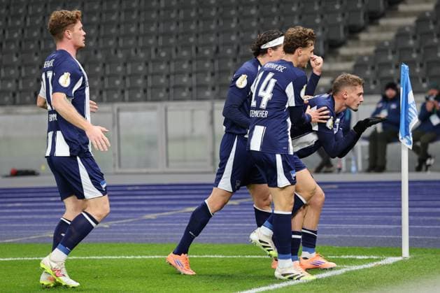 Hertha BSC vs SV Elversberg, 28 10 2025 BERLIN, GERMANY OCTOBER 28 goal, celebration, cheering Michaël Cuisance Hertha BSC 10 celebrates scoring the 1 0 goal with his teammate Fabian Reese Hertha BSC 11 and Maurice Krattenmacher Hertha BSC 14 , during the DFB Cup match round 2 between Hertha BSC vs SV Elversberg at Olympiastadion on October 28, 2025 in Berlin, Germany DFL REGULATIONS PROHIBIT ANY USE OF PHOTOGRAPHS AS IMAGE SEQUENCES AND OR QUASI VIDEO Copyright: xBEAUTIFULxSPORTS Frankex