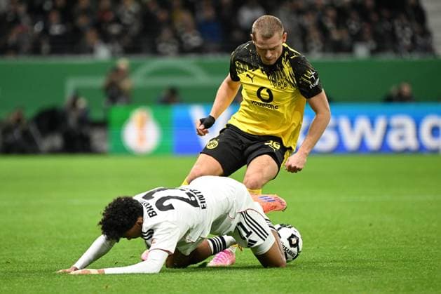 28 10 2025, xjhx, Fußball DFB Pokal 2 Runde, Eintracht Frankfurt Borussia Dortmund v l Nathaniel Brown Eintracht Frankfurt Julian Ryerson Borussia Dortmund Zweikampf, Aktion, action, battle for the ball DFL DFB REGULATIONS PROHIBIT ANY USE OF PHOTOGRAPHS as IMAGE SEQUENCES and or QUASI VIDEO Frankfurt am Main