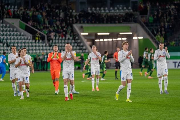 Germany, Football, DFB Cup, 2nd round, 2025 2026, VfL Wolfsburg Holstein Kiel on 28 10 in Wolfsburg Volkswagen Arena The Kiel team welcomes the fans who have traveled with them Copyright: xSvenxHeidmannx