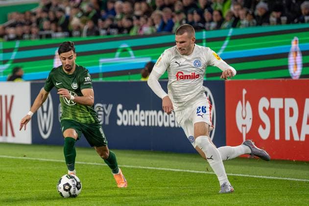 Germany, Football, DFB Cup, 2nd round, 2025 2026, VfL Wolfsburg Holstein Kiel on 28 10 in Wolfsburg Volkswagen Arena Mohammed Amoura VfL Wolfsburg 9 in duel with David Zec Holstein Kiel 26 Copyright: xSvenxHeidmannx