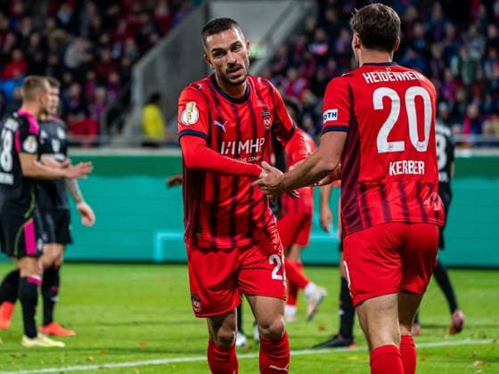Arijon Ibrahimovic FC Heidenheim, 22 high-fives with Luca Kerber FC Heidenheim, 20, GER, 1 FC Heidenheim vs Hamburger SV, Football, DFB Pokal, Season 2025 2026, 28 10 2025, DFB DFL regulations prohibit any use of photographs as image sequences and or quasi video GER, 1 FC Heidenheim vs Hamburger SV, Football, DFB Pokal, Season 2025 2026, 28 10 2025 Heidenheim Copyright: xMichaelxSchmidt Eibner-Pressefotx EP_MST