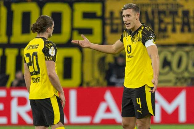 DFB Pokal Eintracht Frankfurt Borussia Dortmund, 28 10 2025 Nico Schlotterbeck Dortmund 4 talks to Marcel Sabitzer Dortmund 20 , Eintracht Frankfurt Borussia Dortmund, Frankfurt, Deutsche Bank Park, 28 10 2025 Copyright: xBEAUTIFULxSPORTS Gawlikx
