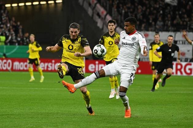 28 10 2025, xpsx, Fußball DFB Pokal 2 Runde, Eintracht Frankfurt Borussia Dortmund v l Marcel Sabitzer Borussia Dortmund Ansgar Knauff Eintracht Frankfurt Zweikampf, Aktion, action, battle for the ball DFL DFB REGULATIONS PROHIBIT ANY USE OF PHOTOGRAPHS as IMAGE SEQUENCES and or QUASI VIDEO Frankfurt am Main