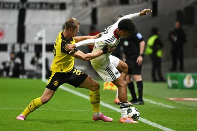 28 10 2025, xpsx, Fußball DFB Pokal 2 Runde, Eintracht Frankfurt Borussia Dortmund v l Julian Ryerson Borussia Dortmund Nathaniel Brown Eintracht Frankfurt Zweikampf, Aktion, action, battle for the ball DFL DFB REGULATIONS PROHIBIT ANY USE OF PHOTOGRAPHS as IMAGE SEQUENCES and or QUASI VIDEO Frankfurt am Main