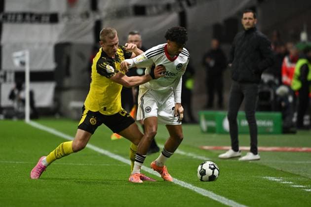 28 10 2025, xpsx, Fußball DFB Pokal 2 Runde, Eintracht Frankfurt Borussia Dortmund v l Julian Ryerson Borussia Dortmund Nathaniel Brown Eintracht Frankfurt Zweikampf, Aktion, action, battle for the ball DFL DFB REGULATIONS PROHIBIT ANY USE OF PHOTOGRAPHS as IMAGE SEQUENCES and or QUASI VIDEO Frankfurt am Main