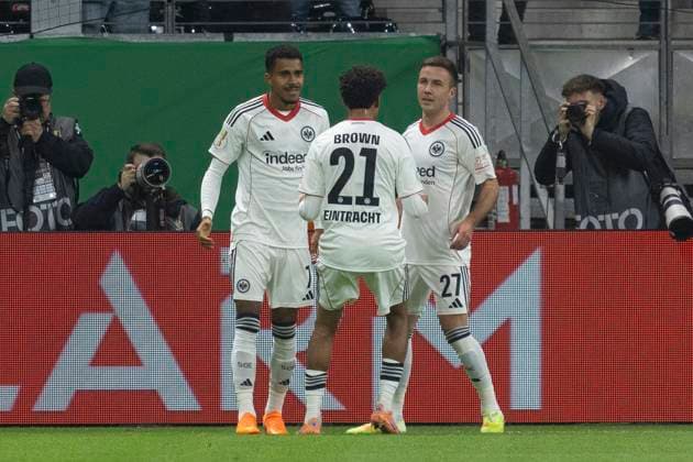 Ansgar Knauff (Eintracht Frankfurt 7) erzielte das Tor den Treffer zum 1:0 und feiert mit Nathaniel Brown (Eintracht Frankfurt 21) & Mario Götze (Eintracht Frankfurt 27), Eintracht Frankfurt - Borussia Dortmund, Frankfurt, Deutsche Bank Park, 28.10.2025 Hessen DE Copyright: xBEAUTIFULxSPORTS Gawlikx