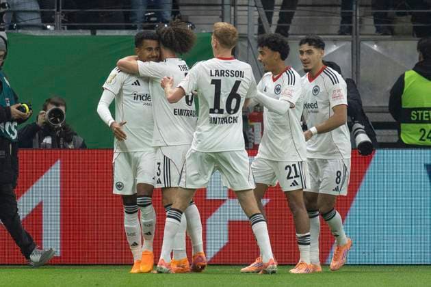 DFB Pokal Eintracht Frankfurt Borussia Dortmund, 28 10 2025 Ansgar Knauff Eintracht Frankfurt 7 scored the goal to make it 1 0 and celebrates with Nathaniel Brown Eintracht Frankfurt 21 Mario Götze Eintracht Frankfurt 27 Arthur Theate Eintracht Frankfurt 3 Hugo Larsson Eintracht Frankfurt 16 , Eintracht Frankfurt Borussia Dortmund, Frankfurt, Deutsche Bank Park, 28 10 2025 Copyright: xBEAUTIFULxSPORTS Gawlikx
