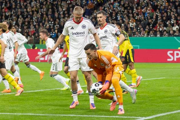 Michael Zetterer (Eintracht Frankfurt 23) sichert de nBall, Eintracht Frankfurt - Borussia Dortmund, Frankfurt, Deutsche Bank Park, 28.10.2025 Hessen DE Copyright: xBEAUTIFULxSPORTS Gawlikx