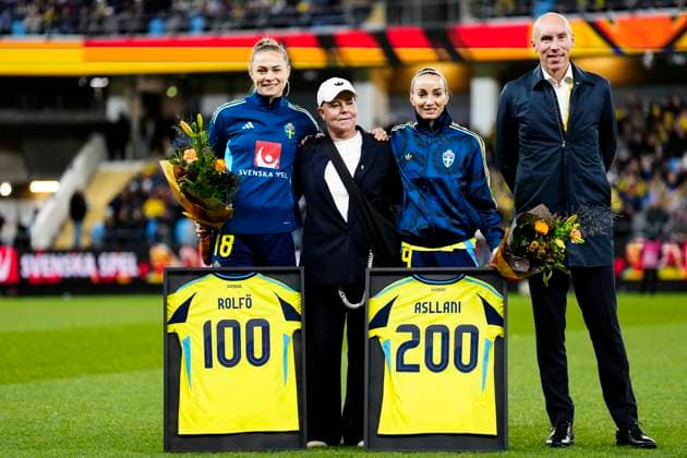 GOTHENBURG, SWEDEN 20251028 Swedens Fridolina Rolfö and Kosovare Asllani are celebrated by Marika Domanski Lyfors ahead of the womens soccer Nations League semifinal between Sweden and Spain at Gamla Ullevi in Gothenburg, Sweden, on Tuesday, October 28, 2025 GOTHENBURG SWEDEN x9200x  Copyright: xBjörnxLarssonxRosvall TTx NATIONS LEAGUE SEMIFINAL SVERIGE-SPANIEN