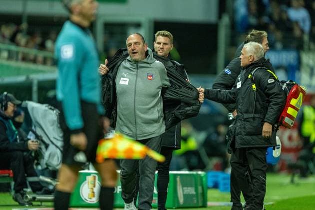 Frank Schmidt FC Heidenheim, Head Coach , GER, 1 FC Heidenheim vs Hamburger SV, Football, DFB Pokal, 2 Round, Season 2025 2026, 28 10 2025, DFL DFB REGULATIONS PROHIBIT ANY USE OF PHOTOGRAPHS AS IMAGE SEQUENCES AND OR QUASI VIDEO, GER, 1 FC Heidenheim vs Hamburger SV, Football, DFB Pokal, 2 Round, Season 2025 2026, 28 10 2025 Heidenheim Copyright: xEibner-Pressefotox EP_EER