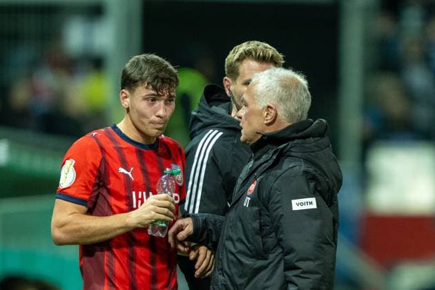 Luca Kerber FC Heidenheim, 20 , Dr Udo Tiefenbacher FC Heidenheim, Team Doctor , GER, 1 FC Heidenheim vs Hamburger SV, Football, DFB Pokal, 2 Round, Season 2025 2026, 28 10 2025, DFL DFB REGULATIONS PROHIBIT ANY USE OF PHOTOGRAPHS AS IMAGE SEQUENCES AND OR QUASI VIDEO, GER, 1 FC Heidenheim vs Hamburger SV, Football, DFB Cup, 2nd round, 2025 2026 season, 28 10 2025 Heidenheim Copyright: xEibner-Pressefotox EP_EER