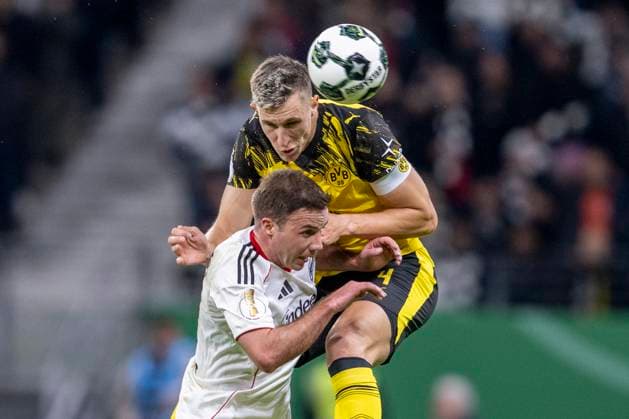 28 10 2025 Football DFB Cup, 2nd round Eintracht Frankfurt Borussia Dortmund at Deutsche Bank Park Mario Götze Eintracht Frankfurt l and Nico Schlotterbeck Borussia Dortmund fight for the ball IMPORTANT NOTE In accordance with the regulations of the DFL and the DFB, it is prohibited to use or have used photographs taken in the stadium and or of the match in the form of sequential images and or video-like photo series Copyright: xDavidxInderliedx