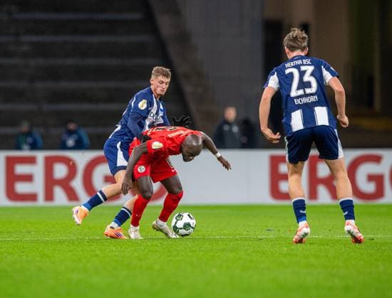 Soccer, Men, Season 2025 2026, DFB Pokal 2 Round , Hertha BSC SV Elversberg, f l Michael Cuisance Hertha BSC , Amara Conde Elversberg , Kennet Eichhorn Hertha BSC , 28 10 2025, Copyright: xSebastianxRäppold MatthiasxKochx