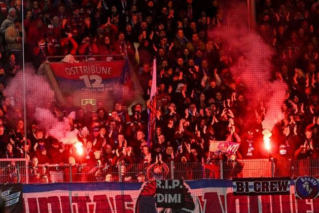 GER, DFB Pokal, 1 FC Heidenheim vs Hamburger SV 28 10 2025, Voith Arena, Heidenheim, GER, DFB Pokal, 1 FC Heidenheim vs Hamburger SV, in the picture Bengalos in the Heidenheim fan block, Ultras, East Curve nordphotoxGmbHx xHafner nph00200