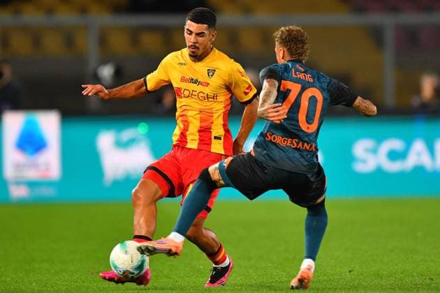 Lecce s right back Danilo Veiga (17 US Lecce) and Napoli s Left Winger Noa Lang (70 SSC Napoli) in action during the Serie A Enilive soccer matchday 9 between US Lecce and SSC Napoli at the Via del Mare Stadium in Lecce, Italy, Tuesday, October 28, 2025. (Credit Image: Giovanni Evangelista LaPresse)  Copyright: xGiovannixEvangelista LaPressex