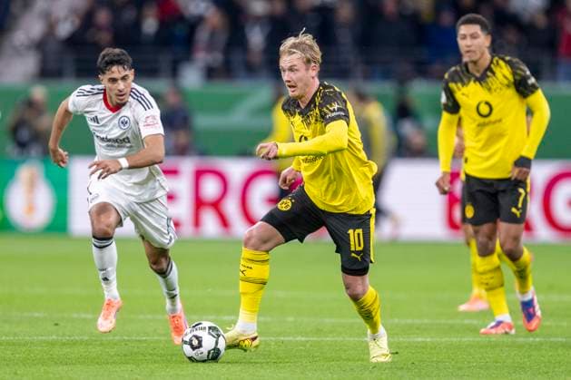 28 10 2025 Football DFB Cup, 2nd round Eintracht Frankfurt Borussia Dortmund at Deutsche Bank Park Julian Brandt Borussia Dortmund runs with the ball on his foot IMPORTANT NOTE In accordance with the regulations of the DFL and the DFB, it is prohibited to use or have used photographs taken in the stadium and or of the match in the form of sequential images and or video-like photo series Copyright: xDavidxInderliedx