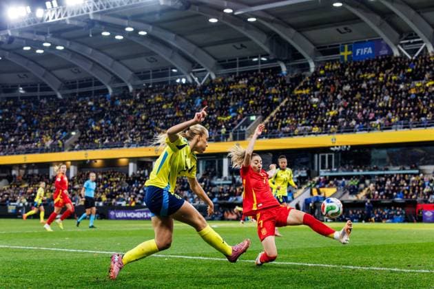 251028 Smilla Holmberg of Sweden and Olga Carmona of Spain during the Women s Nations League semifinal between Sweden and Spain on October 28, 2025 in Gothenburg Photo Michael Erichsen BILDBYRAN COP 89 MI0896 fotboll football soccer fotball nations league uefa womens nations league semifinal semifinals sverige sweden spanien spain dam bbeng  Copyright: MICHAELxERICHSEN BB251028MI013
